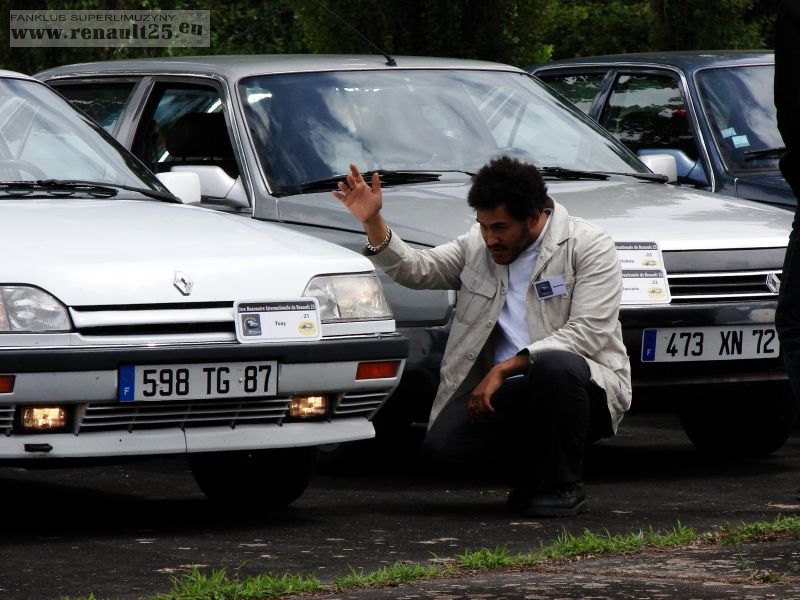 kolega Cedric z dokladnoscia pilnuje zeby renie staly idealnie