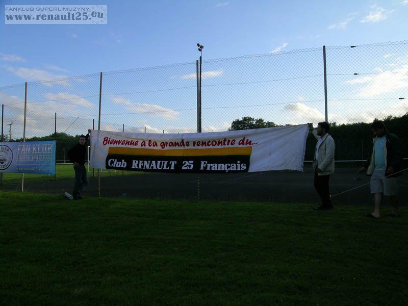 Koledzy z Francji rozwieszają baner. My byliśmy pierwsi.