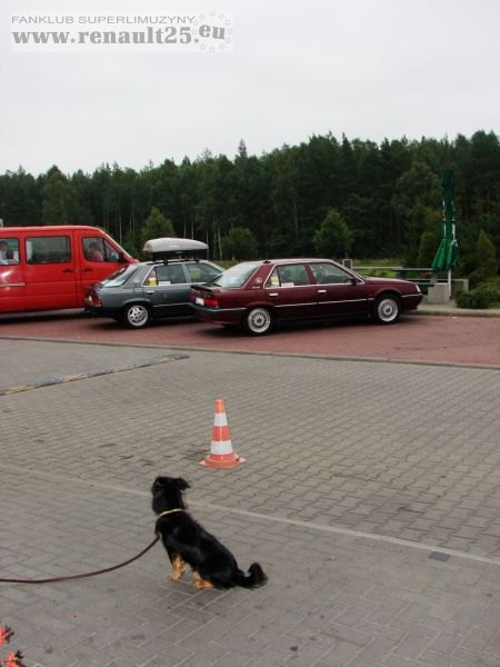 renie zaparkowane na parkingu a "grzesiek" przed barem!