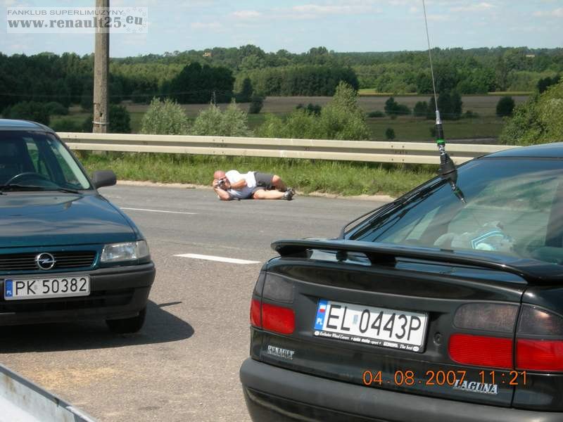 Blondas klad sie i wspinal, aby pstryknac dobre zdjecie:)