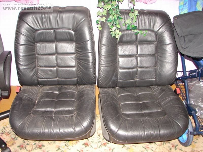 Fotele czekają na wstawienie, trochę przykórzone , ale stan super Fotele czekają na wstawienie, trochę przykórzone , ale stan super