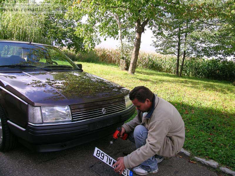 Sebastian wciąga flagę na maszt