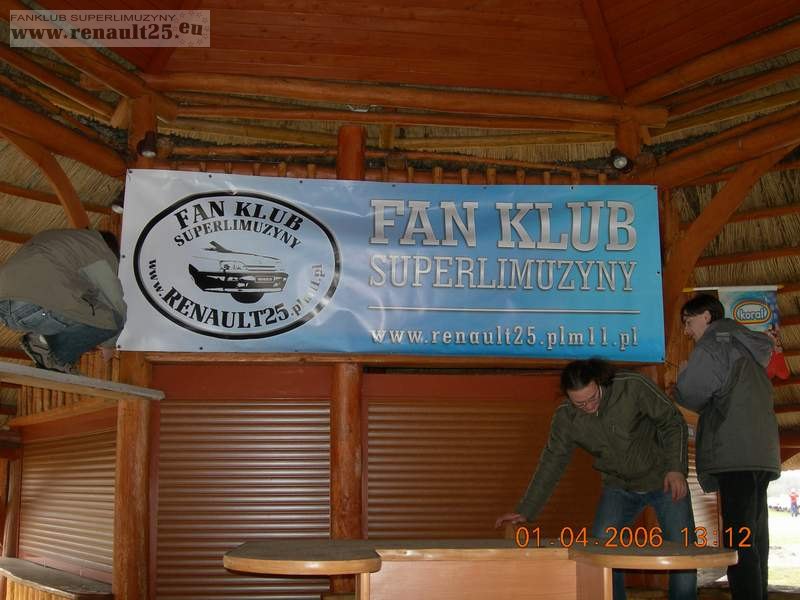 Sekcja alpinistyczna wiesza baner.