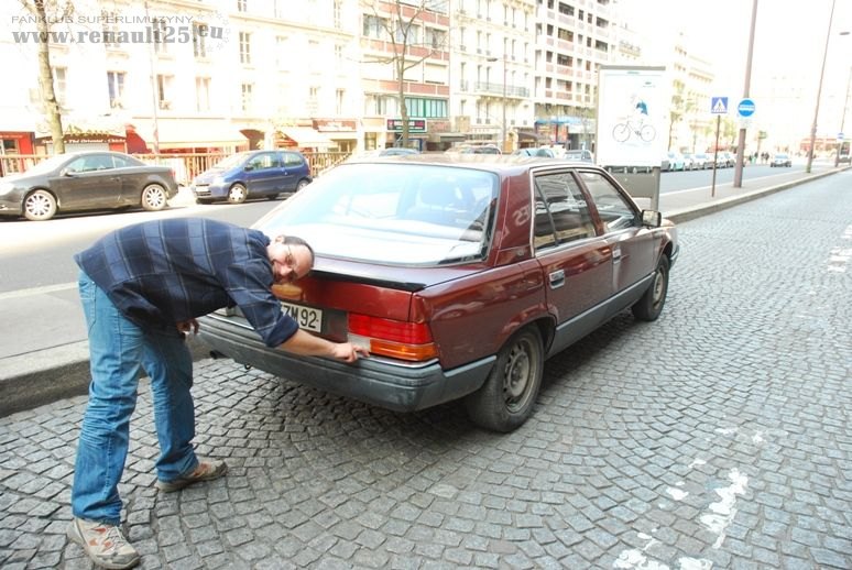 ...a jak tak docisnę to nie odstaje ;)
