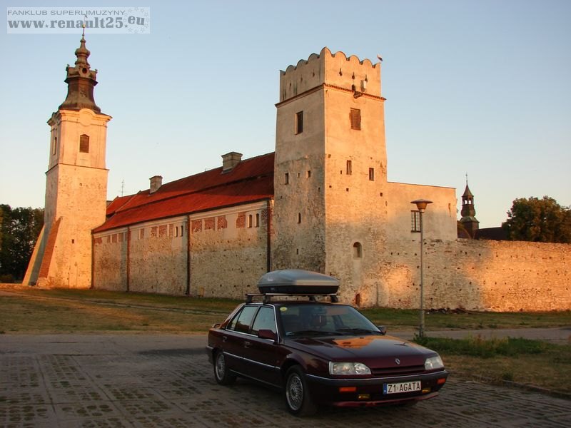 renia z klasztorem w tle