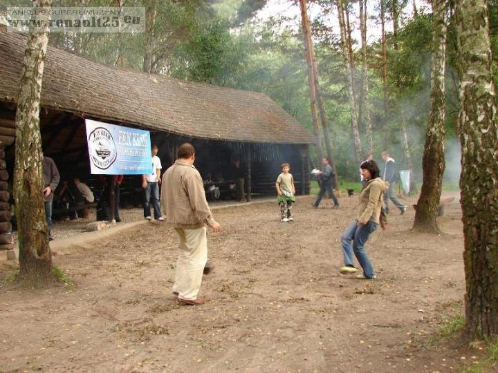 pilka jest okragla a bramki sa wszedzie